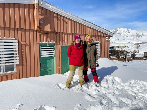 !Fra venstre Edelh Ingebrigtsen, direktr i musene for kystkultur og gjenreisning og Emma Gunnarsson, formidler i Nordkappmuseet.
