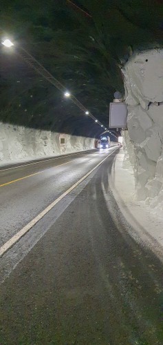 !Veggene i Nordkapp- & Honningsvg-tunnelen er n hvitet.
