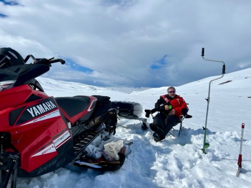 !Bildetekst: IKKE FRILUFTSLIV: -  fiske p isen blir ikke sett p som friluftsliv, s lenge jeg bruker snscooter til  komme meg til fiskeplassen. Uforstelig, mener Magne Ek i Nordkalottfolket. (Foto: Lene Knutsen, NKF)