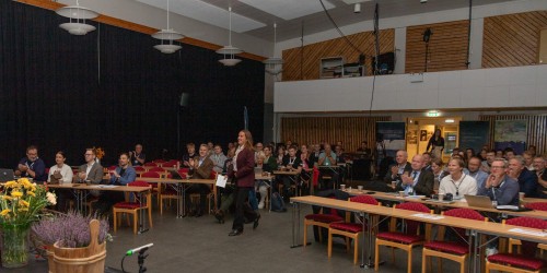 !Fiskeri- og havminister Marianne Sivertsen Nss (Ap) p tur p Turn-scenen torsdag morgen.