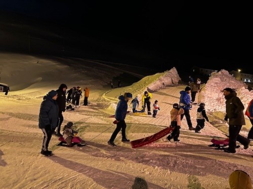 !Det ble en sosial kveld i Nordvgen med skirenn, aking, kaf og mange som deltok bd i og utenfor lypene. (Foto: Nordvgen Idrettslag) 