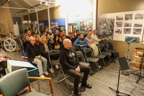 !Mange tok turen til Nordkappmuseet torsdag kveld.