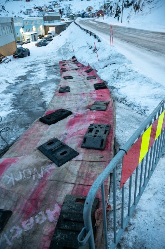 !Lekkasjen er i bakke ned til Stofi, leke ved det tidligere administrasjonsbygget til Fintro